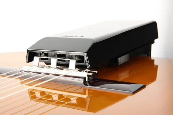 ASPRI combines patented design, precise-calibrated spring resonance with StringDrive™ source capture to augment your guitar’s natural vibration